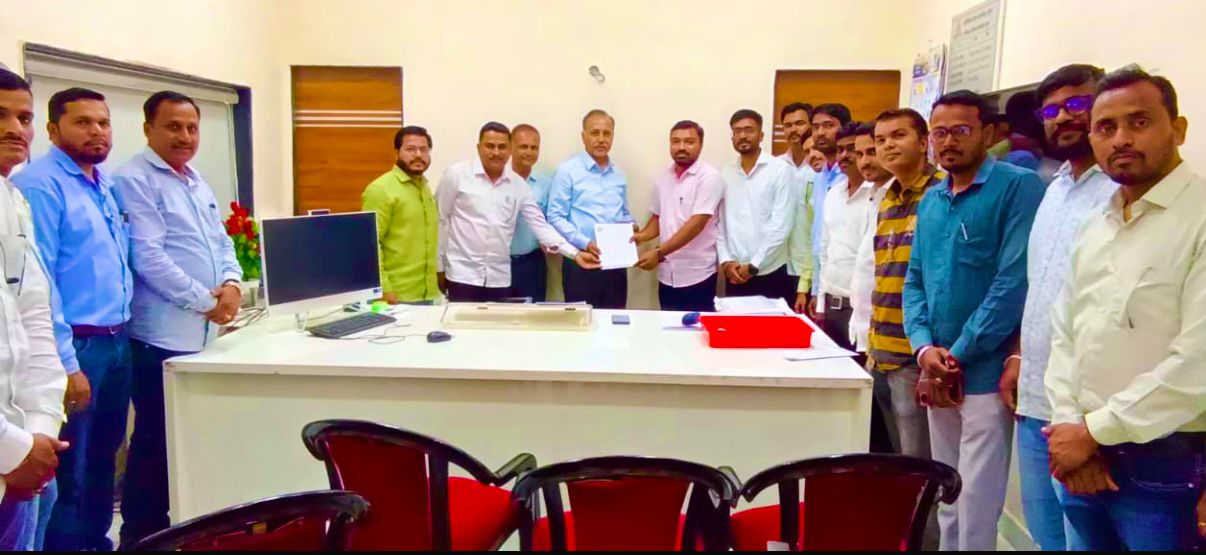 FAEU लातूर झोन व लातूर सर्कल कार्यकारिणीचे लेटर मा.मुख्य अभियंता (प्रभारी) तथा मा. अधीक्षक अभियंता यांना सादर करत असताना सर्व पदाधिकारी व सभासद.